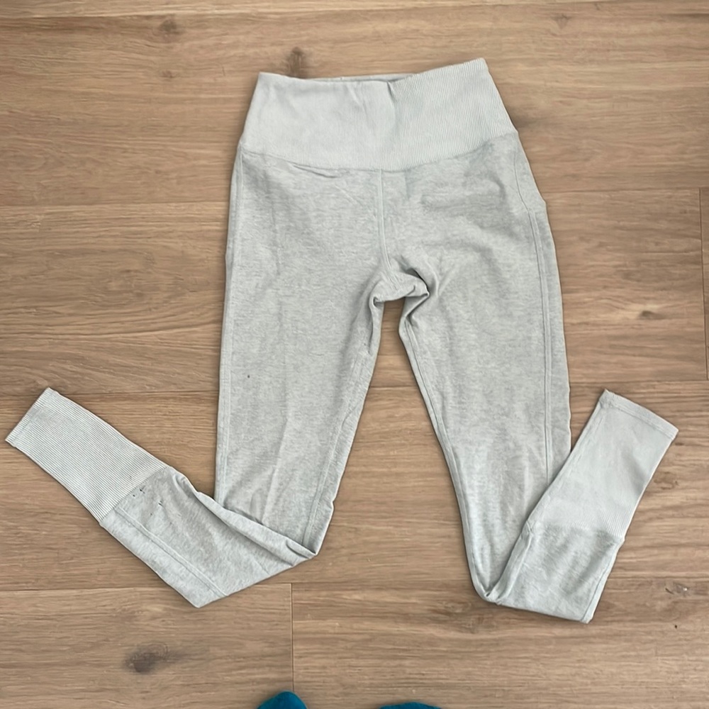 Alo legging size small.  Very light pilling and small marks. All shown in photos